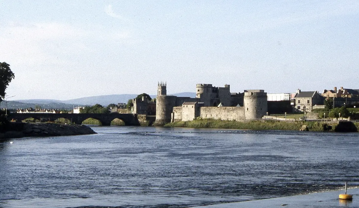 King John's Castle sul fiume Shannon a Limerick
